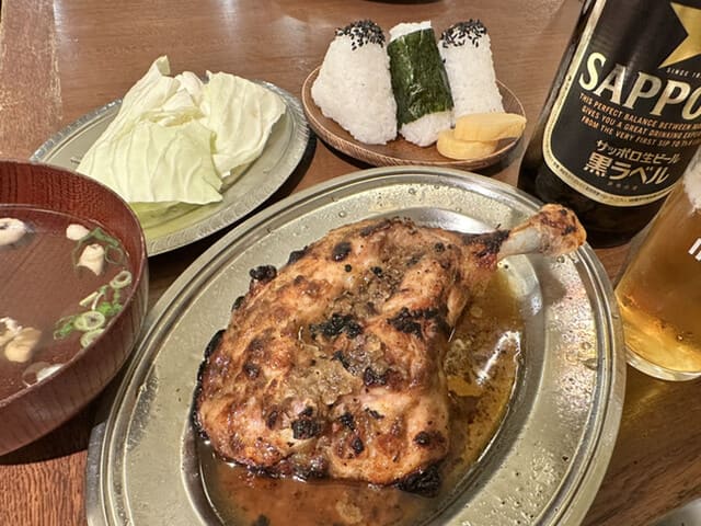 骨付鳥一鶴高松店 - 帶骨雞排配上啤酒、高麗菜和飯糰是標準吃法