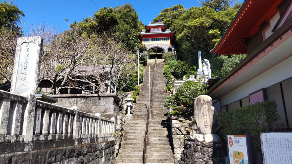 四國遍路第25番津照寺_通往本堂的石階