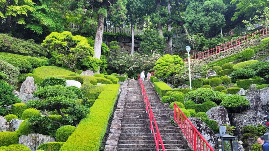 四國遍路第27番神峯寺_石階兩旁的花園