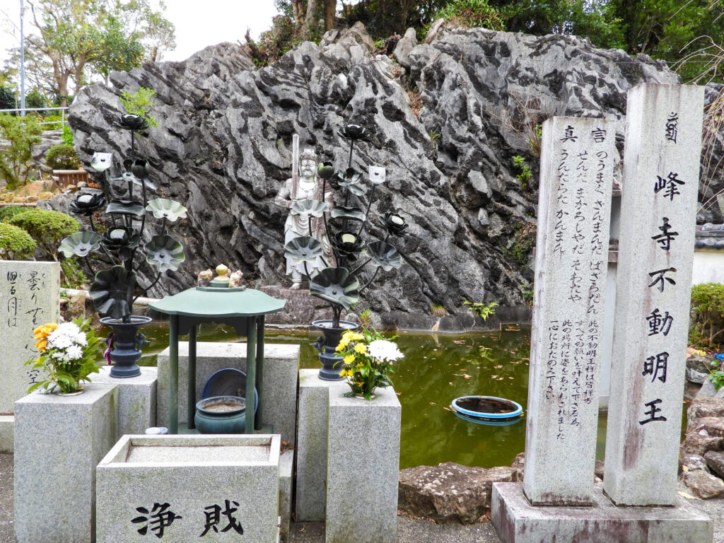 四國遍路第32番禪師峰寺_ 不動明王和奇岩怪石