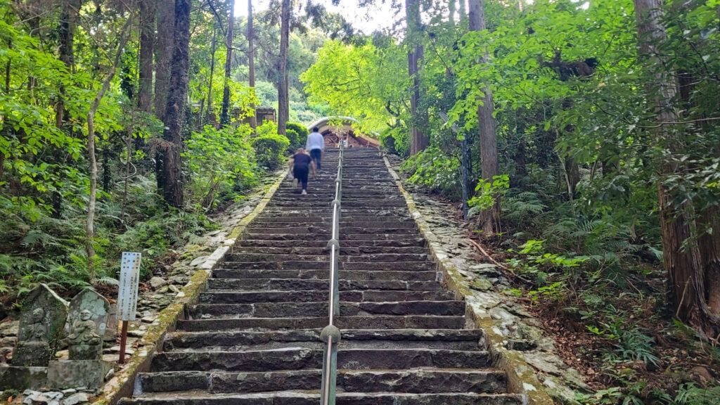 四國遍路第36番青龍寺_通往本堂的石階