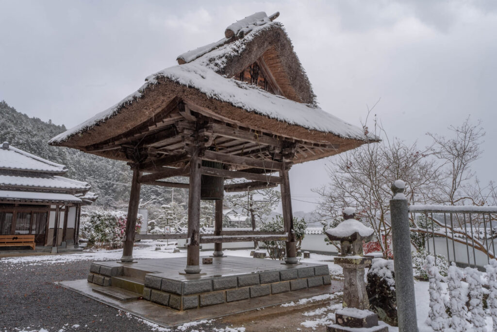 四國遍路第42番佛木寺_雪地中的鐘樓