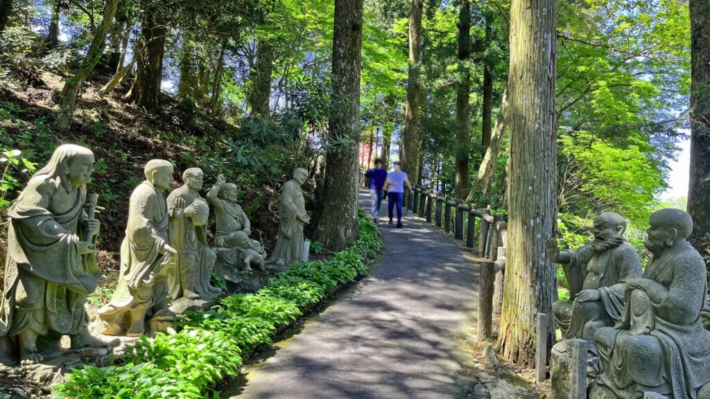 四國遍路第66番雲邊寺_參道兩旁的五百羅漢石像群