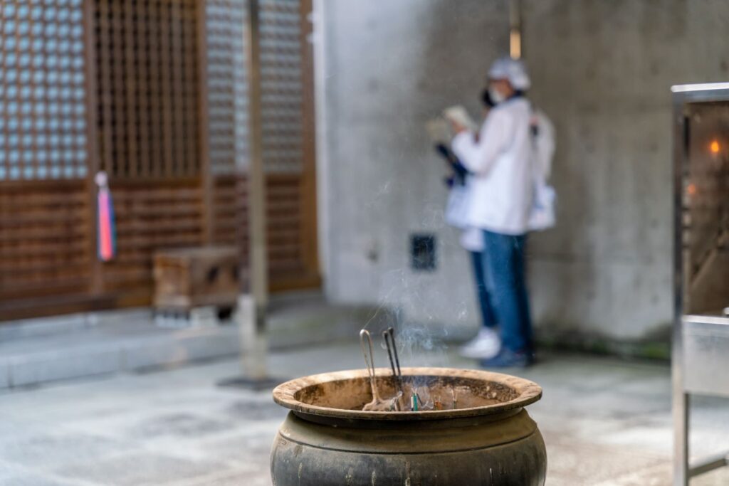 四國遍路第68番神惠院_本堂內參拜的遍路朝聖者