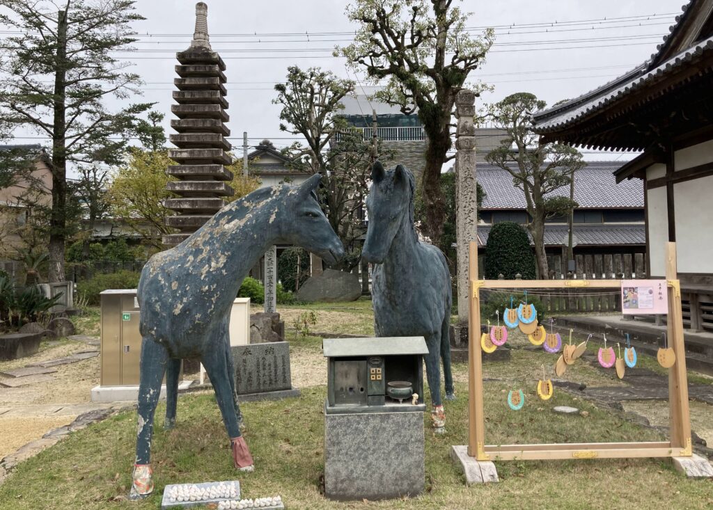 四國遍路第70番本山寺_本堂旁的馬雕像