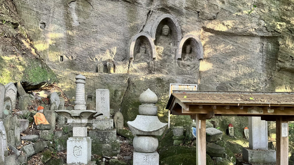 四國遍路第71番彌谷寺_阿彌陀佛三尊磨崖佛