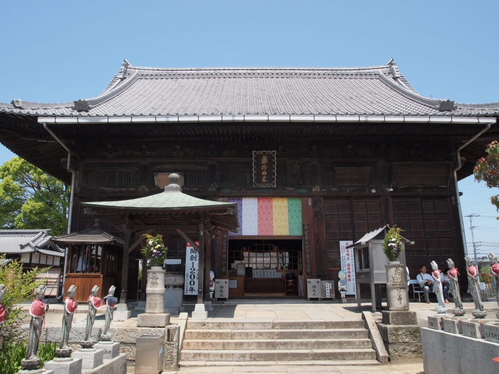 四國遍路第77番道隆寺_本堂前的觀音像
